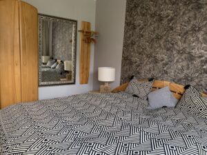 Schlafzimmer 1: mit großem Spiegel