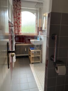 Schmales Bad mit Waschbecken + Spiegelschrank
