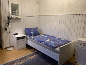 Schlafzimmer Nr. 4: mit Einzelbett 90x200cm und TV-Flatscreen, mit eigenem Waschtisch