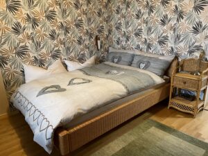 Schlafzimmer Nr. 2: mit Bett 140x200cm und TV-Flatscreen