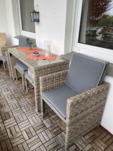 Schmaler Balkon mit gemütlichen Möbeln